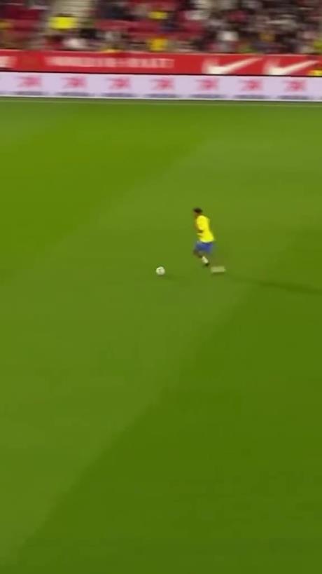 45歲還開(kāi)掛！小羅再現(xiàn)牛尾巴過(guò)人，微笑單挑門(mén)將輕松打進(jìn)